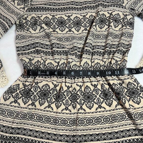 Romeo & Juliet Couture Crewneck Boho Print Lace Trim Playsuit Romper Size Small - Picture 11 of 14